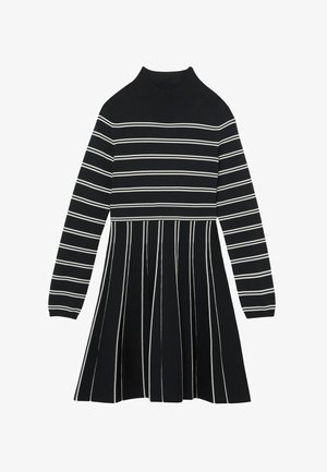 Schwarzes langärmliges Kleid mit weißen horizontalen Streifen oben und vertikalen Streifen am ausgestellten Rock, mit einem hohen, gerippten Kragen.