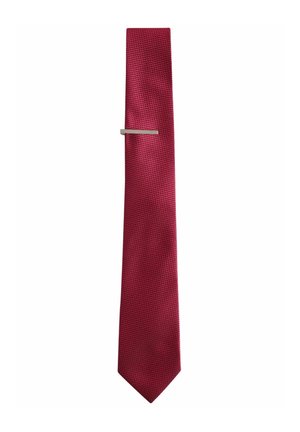 Cravate rouge avec un motif texturé, dotée d'un barrette à cravate en argent pour un maintien sécurisé. Forme effilée avec une extrémité pointue.