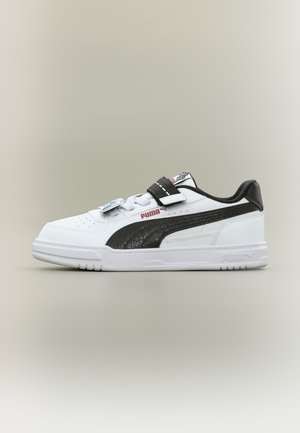 Λευκό και μαύρο παπούτσι Puma με μαύρη ρίγα, ιμάντα Velcro και σύστημα δέσιμου με κουμπί BOA σε ουδέτερο φόντο.