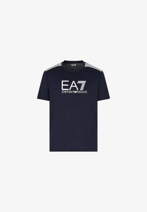 Granatowa bawełniana koszulka z krótkim rękawem, z białym logo EA7 Emporio Armani i szarymi paskami na ramionach.