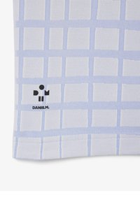 Ljusblått tyg med ett rutmönster av vita rutor. Svart logotyp "DANILM." placerad i det nedre vänstra hörnet. Slen yta.