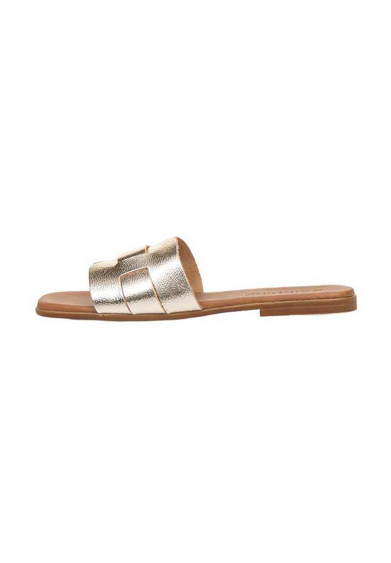 Sandalias deslizantes metálicas doradas con suela plana, que presentan un diseño de tira ancha y texturizada y una plantilla marrón suave.