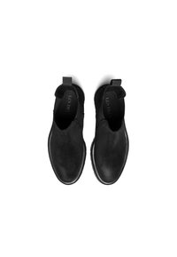Czarne buty wsuwane wykonane z gładkiej skóry z elastycznymi panelami bocznymi i uchwytem z tyłu ułatwiającym zakładanie. Płaska gumowa podeszwa, minimalistyczny design.