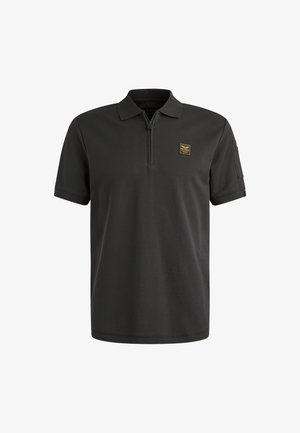 Polo shirt gris foncé avec une courte fermeture éclair et un col classique. Présente un petit patch logo sur la poitrine et un tissu texturé.