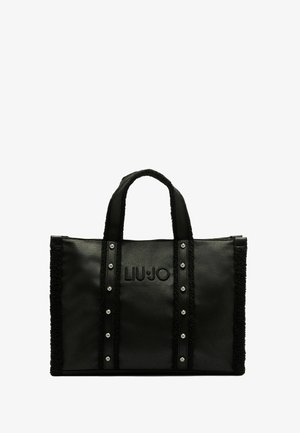 Sac fourre-tout noir avec des côtés texturés, un corps en simili cuir lisse, des clous décoratifs en argent et un logo brodé. Poignées pour l'épaule incluses.