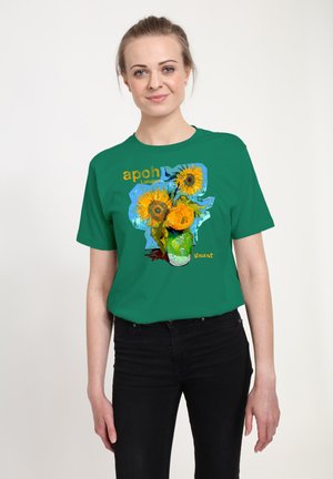 Grünes Baumwoll-T-Shirt mit einer Sonnenblumen-Illustration und dem Text "apoh London Vincent." Rundhalsausschnitt mit kurzen Ärmeln, glatte Textur.