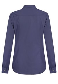 Camicia a maniche lunghe blu navy con colletto classico, orlo curvo e polsini a bottone. Tessuto liscio con una texture sottile, dettagli minimi.