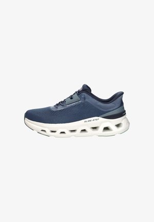 Athletic schoen in marineblauw met witte geventileerde zool, instapontwerp en de tekst "Glide-Step" aan de zijkant, ontworpen voor comfort en ondersteuning.