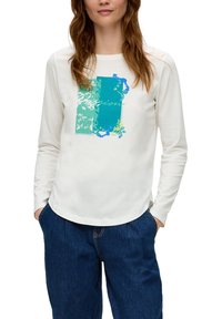Chemise à manches longues de couleur crème avec un imprimé graphique coloré présentant des éléments bleus et verts et le mot "Passion" en cursive sur le devant.