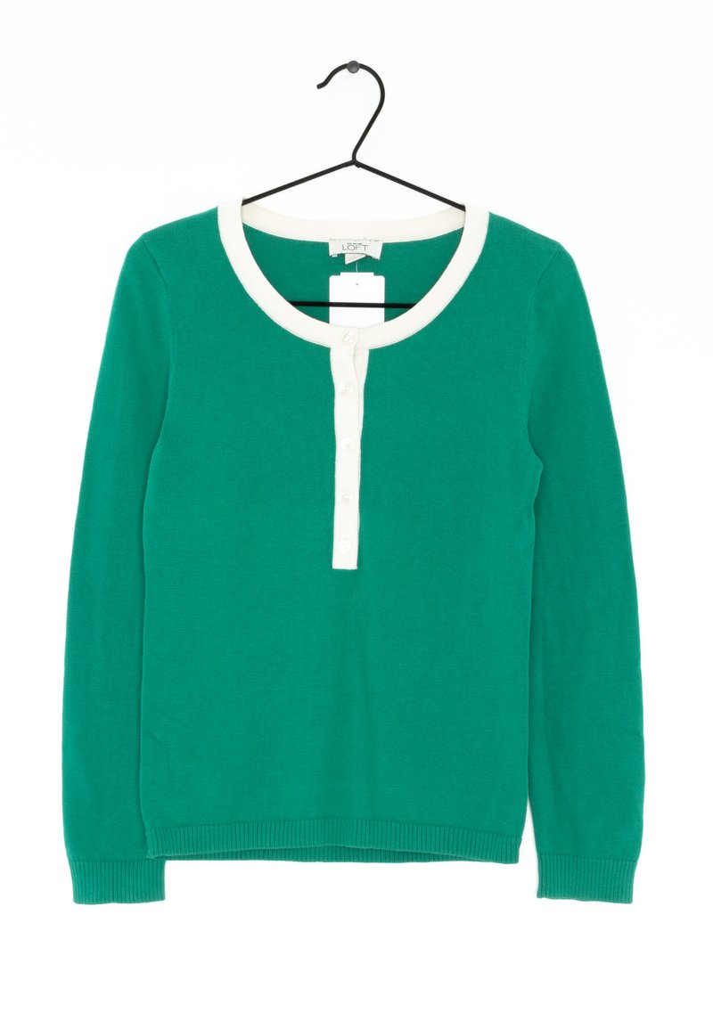 Pull vert à manches longues avec un col rond blanc et une patte de boutonnage. Fabriqué en tissu lisse, avec des poignets et un ourlet côtelés.