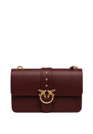 Borsa a tracolla in pelle marrone scuro con chiusura a patta, cinturino centrale decorato con piccole borchie dorate e chiusura frontale a forma di uccello dorato.