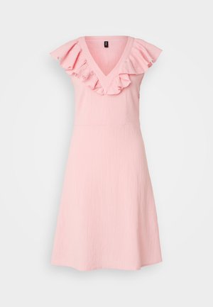 Roze jurk met een V-hals en ruche mouwen, gemaakt van lichte stof. De uitlopende rok valt boven de knie en heeft een gestructureerde afwerking.