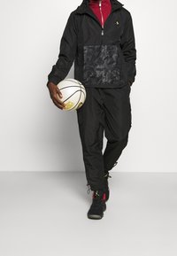 New Era Windbreakers - black