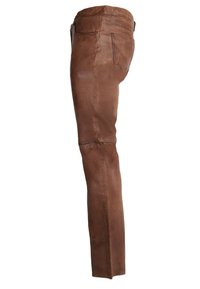 Bruine leren broek met een slim fit, met een gladde textuur en subtiele stiksels op de zakken en naden.