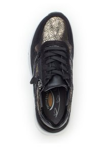 Zwarte en metallic gouden sneaker met vetersluiting, zijrits, gewatteerde kraag en witte zool, gezien van bovenaf.