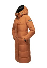 Orange vadderad långkappa med huva, med sidofickor, svart foder och en logopatch på vänster ärm. Slät textur och quiltat mönster.