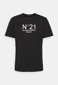 Czarna koszulka bawełniana z okrągłym dekoltem. Z przodu znajduje się biały napis: "N°21 VIA SANTO SPIRITO MILANO." Krótkie rękawy, standardowy krój.
