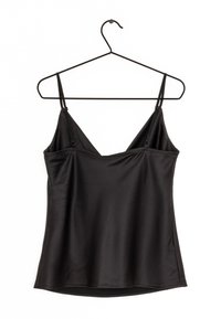 Camisón de satén negro con finas correas ajustables, un escote en V profundo y una textura suave, colgado en una percha de metal negro sobre un fondo blanco.