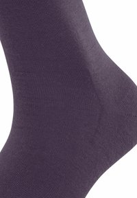 Calza viola scuro con una texture liscia e elastica e un design a coste. Forma affusolata nel tallone, adatta per un uso quotidiano.