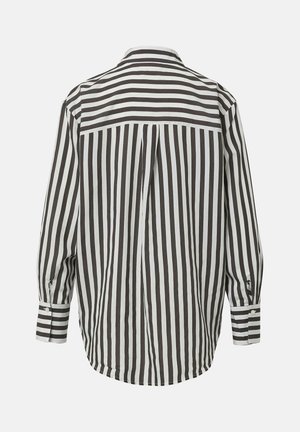 Chemise rayée verticalement en noir et blanc, avec des poignets à boutons, un pli au dos et un ourlet arrondi, fabriquée en tissu léger.