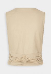 Haut beige sans manches avec un détail de tissu froncé au bas du dos, dos supérieur lisse et encolure ronde simple.
