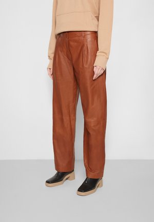 LESLIE PANT - Calças de couro - cognac