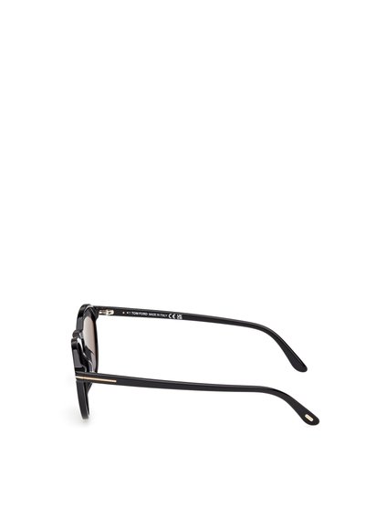Ochelari de soare din acetat negru cu lentile dreptunghiulare. Brațele subțiri și elegante, de culoare neagră, au o fâșie de accent aurie. Linii curate și design modern.
