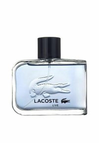 Tydlig glasflaska med rektangulär form, blå vätska inuti, svart kork och präglad krokodil-logotyp. Etiketten står det "LACOSTE LIVE."