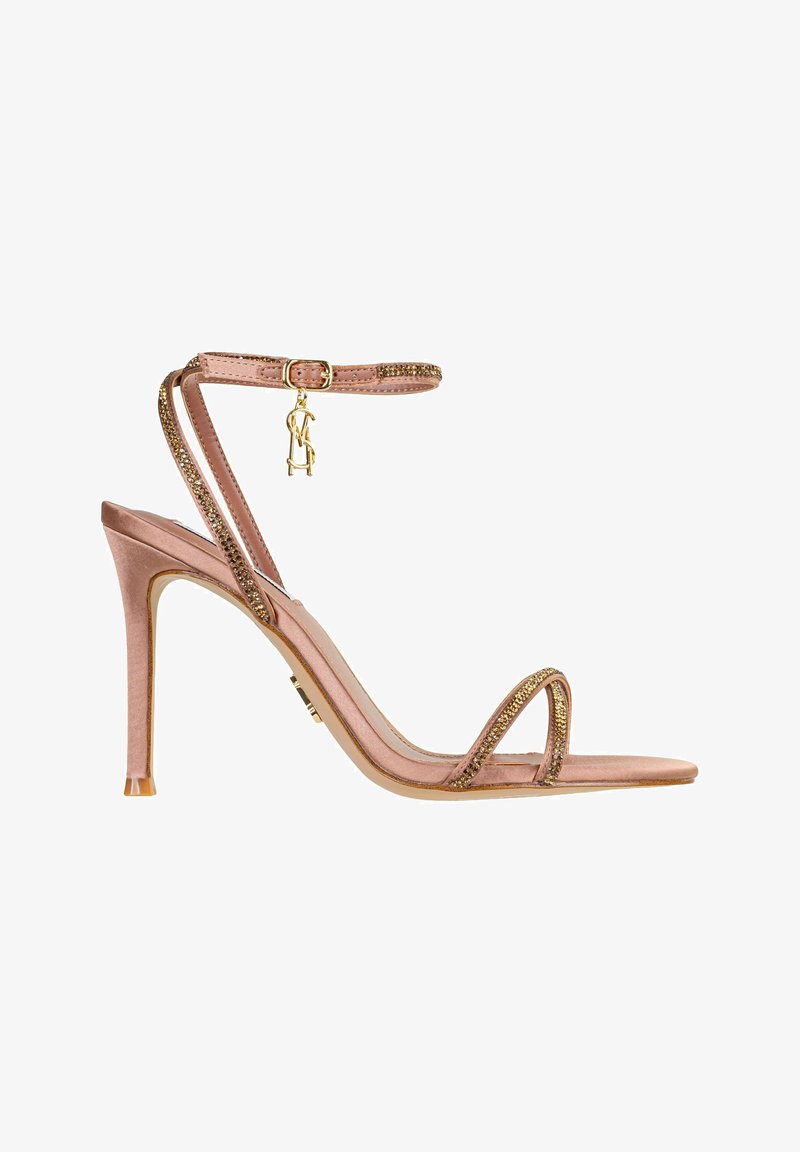 Rosa-rote High-Heel-Sandale mit dünnen Riemchen, die mit goldenen Strasssteinen verziert sind, und einem goldenen Anhänger, der an der Schnalle des Knöchelriemens hängt.
