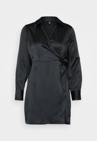 Vestido camiseiro preto em satin, com mangas longas, um design envolvente e um detalhe amarrado na cintura. Apresenta um colarinho clássico e uma textura suave.