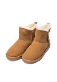 Botines de ante marrón con suave forro de piel sintética beige, punta redonda y detalle de cremallera lateral. La suela cuenta con goma texturizada para un mejor agarre.