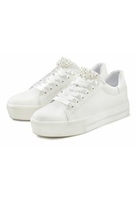 Witte leren sneakers met platte veters en decoratieve parelaccenten. Glad oppervlak met een rubberen buitenzool en een low-profile ontwerp.