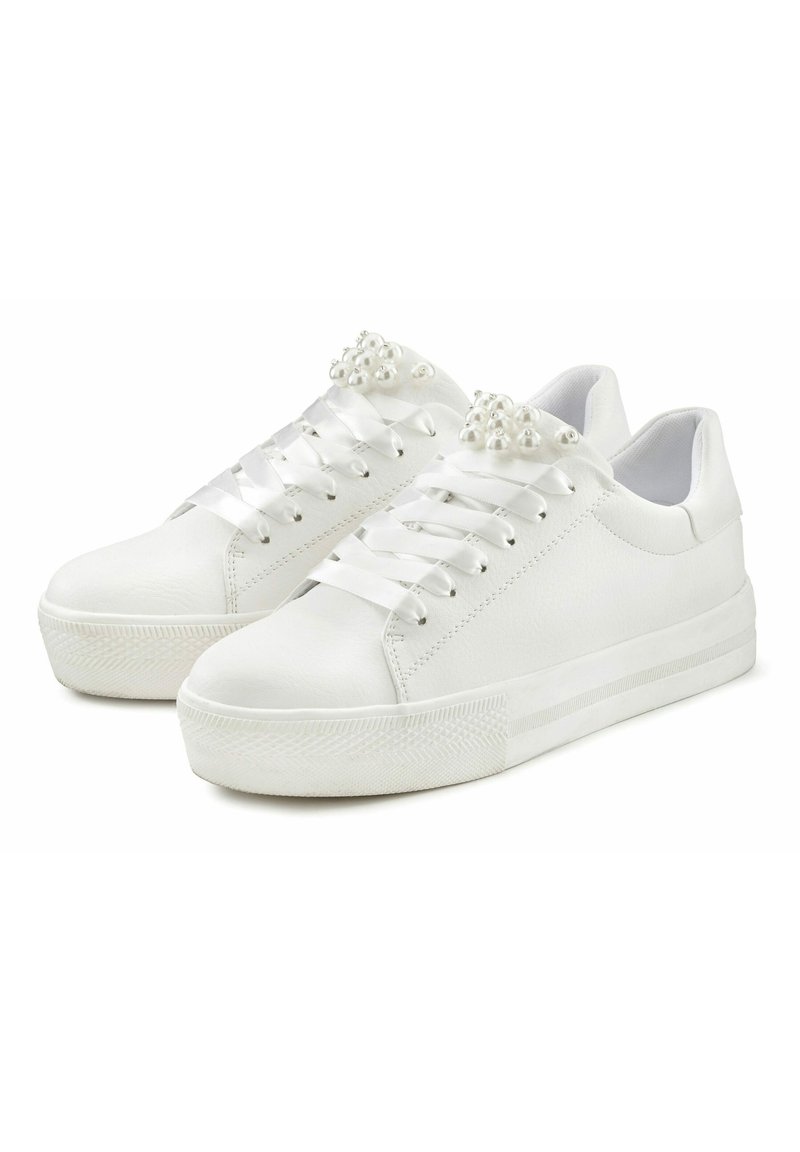 Witte leren sneakers met platte veters en decoratieve parelaccenten. Glad oppervlak met een rubberen buitenzool en een low-profile ontwerp.