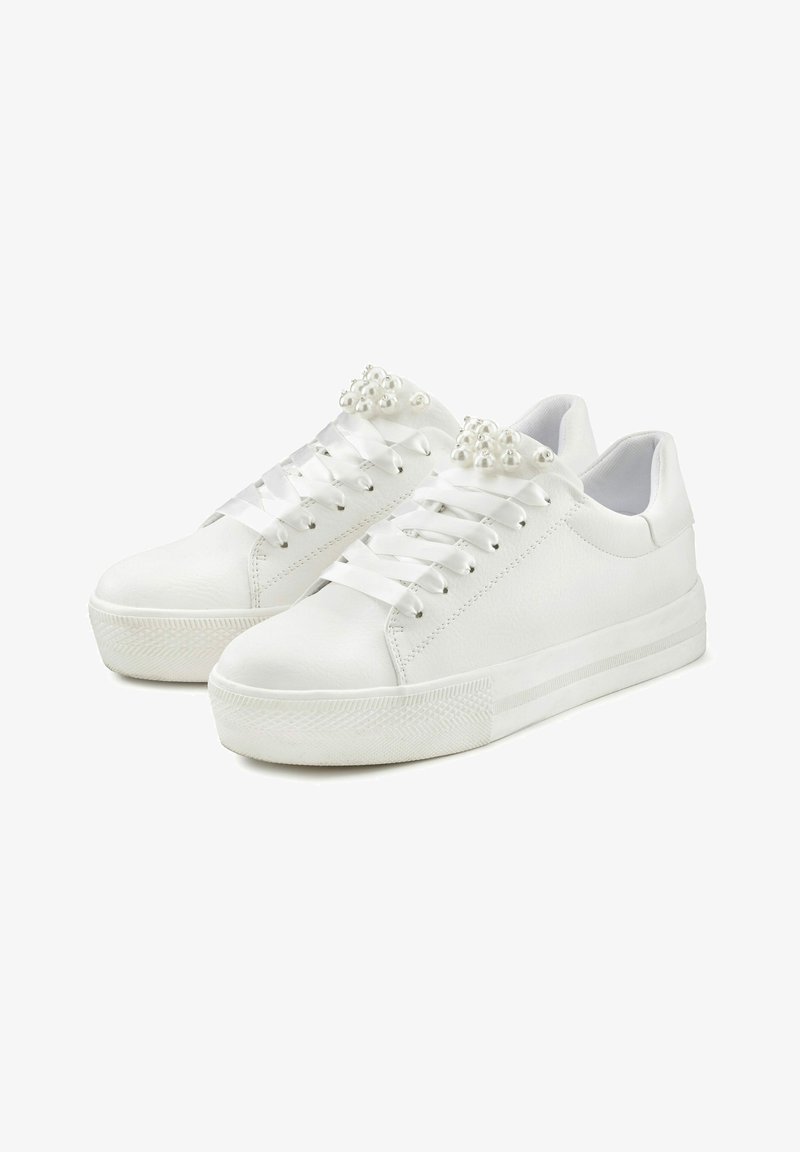 Weiße Leder-Sneaker mit flachen Schnürsenkeln und dekorativen Perlenakzenten. Glatte Textur mit einer Gummisohle und einem flachen Design.