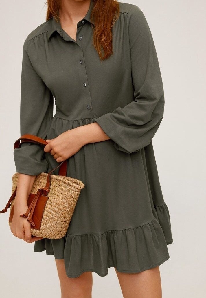 Robe verte à manches longues avec un ourlet en volants superposés, en tissu doux, associée à un sac en osier avec une bandoulière marron.