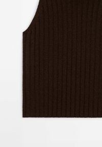 Pull sans manches en maille côtelée brun foncé avec un motif texturé vertical, présenté partiellement sur un fond blanc.