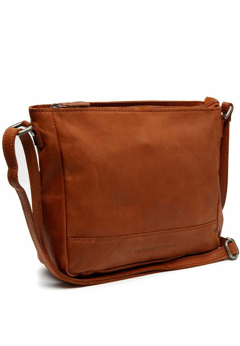 Ruskea nahkainen olkalaukku, jossa on sileä pinta, vetoketjukiinnitys, säädettävä hihna ja kohokuvioitu brändinimi yksityiskohtana pohjassa.