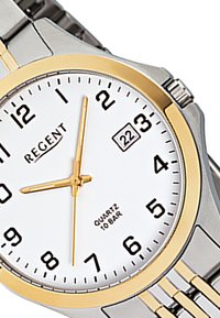 Montre quartz Regent en argent et or avec un cadran blanc, des chiffres noirs et un affichage de la date. Le bracelet en acier inoxydable présente des maillons polis.