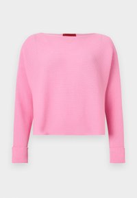Pull en tricot côtelé rose avec manches longues, encolure bateau et poignets repliés, présenté sur un fond uni.