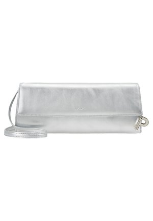 Bolso de mano plateado metálico con textura suave, forma rectangular, solapa plegable y correa desmontable. Presenta el logotipo de la marca y cierre con cremallera.
