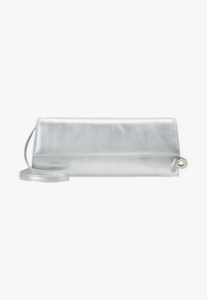 Zilverkleurige metallic clutch met een gladde textuur, rechthoekige vorm, opklapflap en een afneembare strap. Voorzien van het merkembleem en een ritssluiting.