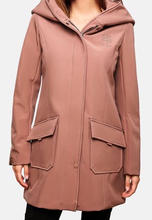 Vrouw draagt een stofroze gewatteerde jas met capuchon, grote klepzakken aan de voorkant en een klein paraplu-logo op de borst, gesloten met rits en knopen.