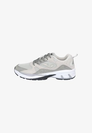 Zapatilla deportiva gris claro y blanca con paneles de malla y ante, cordones grises y una suela blanca gruesa con detalles en negro.