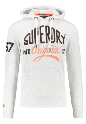 Jasnoszara bluza z kapturem i kieszenią z przodu, czarno-pomarańczowy napis „Superdry Original MFG” na piersi oraz czarna liczba „67” na lewym rękawie.
