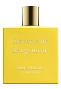 Quadratische gelbe Parfümflasche mit einem goldenen Deckel. Auf der Vorderseite steht "Rêverie de Bergamote" und "Miller Harris Parfumeur London."