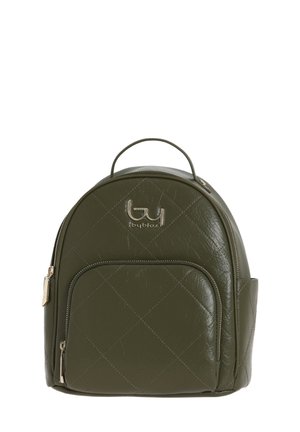 Zaino in pelle sintetica verde oliva con motivo trapuntato, tasca frontale con zip e maniglia superiore. Presenta un accento con logo metallico.