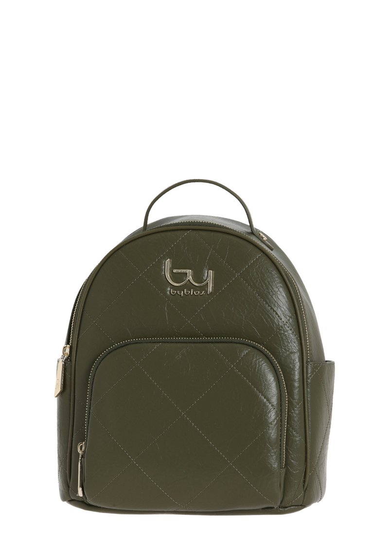 Zaino in pelle sintetica verde oliva con motivo trapuntato, tasca frontale con zip e maniglia superiore. Presenta un accento con logo metallico.