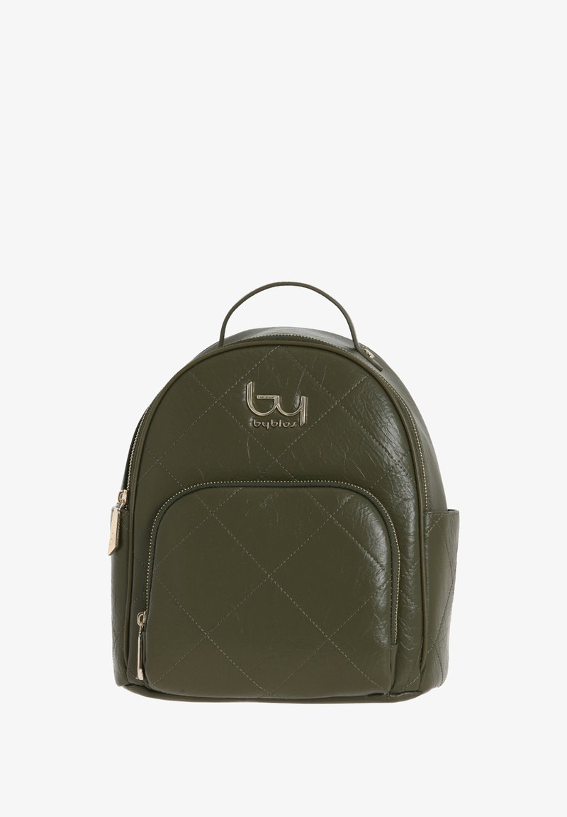 Zaino in pelle sintetica verde oliva con motivo trapuntato, tasca frontale con zip e maniglia superiore. Presenta un accento con logo metallico.