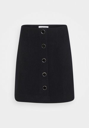 Falda negra línea A con cinco grandes botones de presión plateados en la parte delantera y una pretina estrecha.