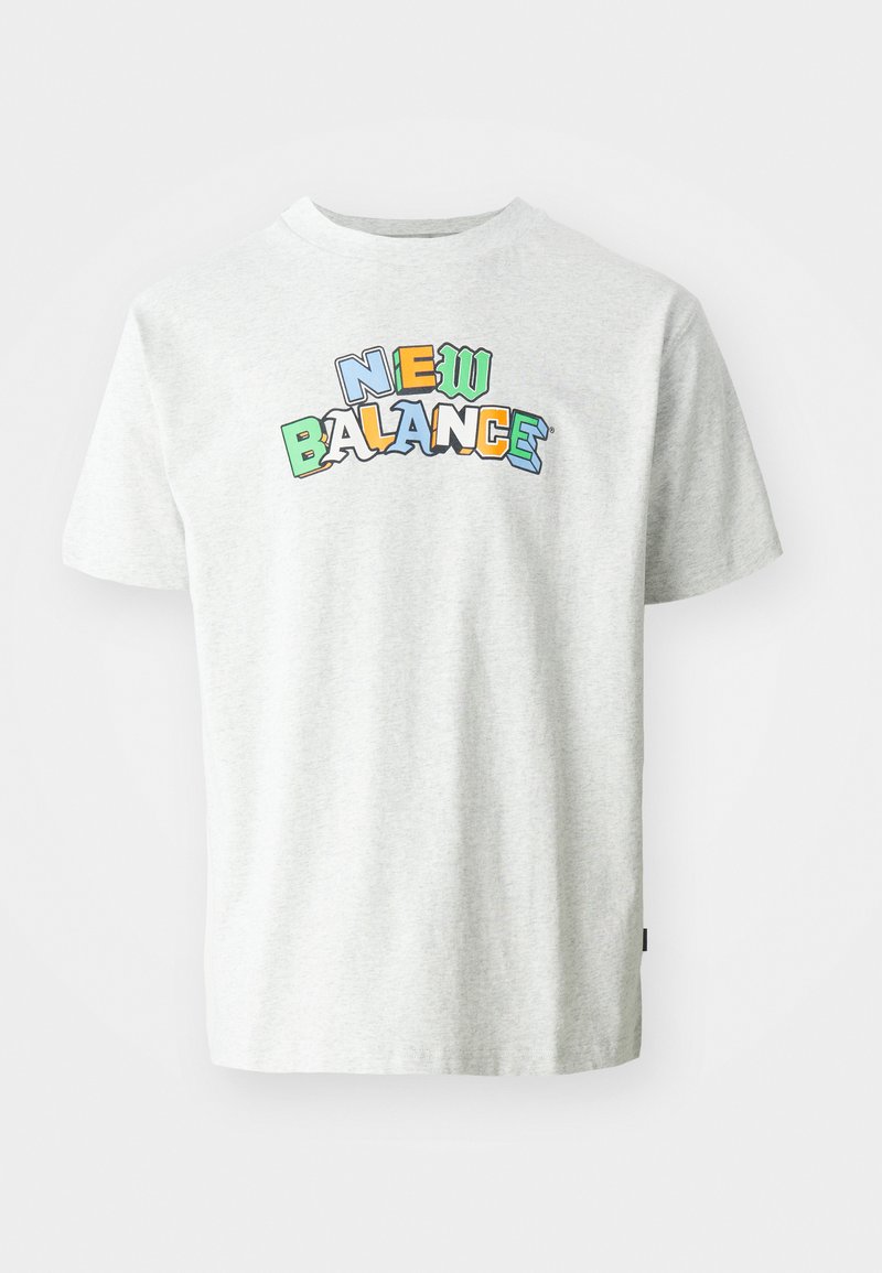 Grijze katoenen T-shirt met korte mouwen, met een kleurrijk "NEW BALANCE" logo over de borst, ronde halslijn en een ontspannen pasvorm.